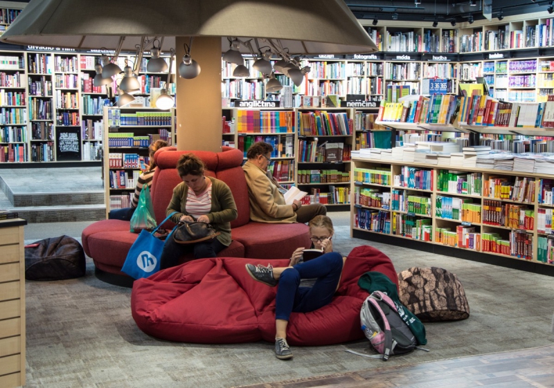 boutique-LUCERAM-min_books_bookstore_book_reader_readers_reading_shop_sale_books-849006