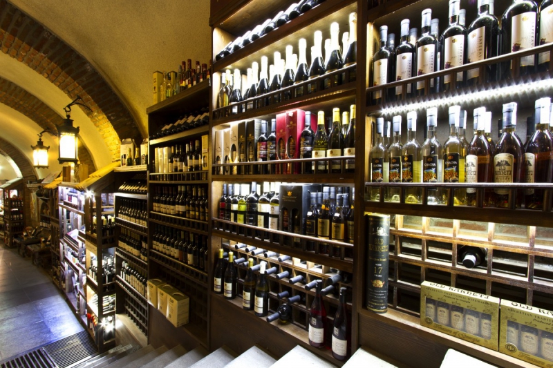 boutique-LUCERAM-min_world_street_travel_shop_canon_georgia_wine_bottles-429767